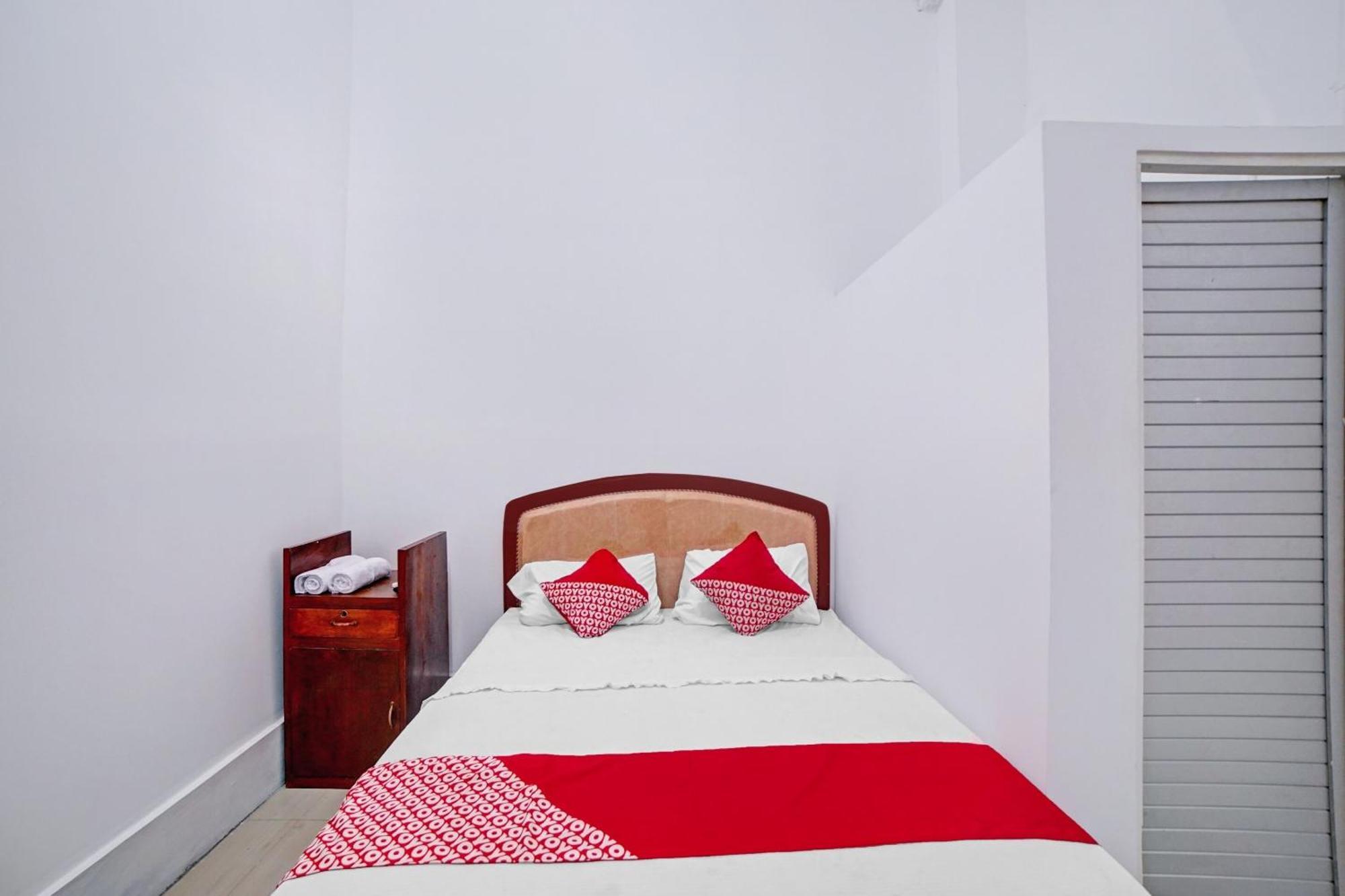 OYO 90387 Sepakat Guest House Medan Bagian luar foto