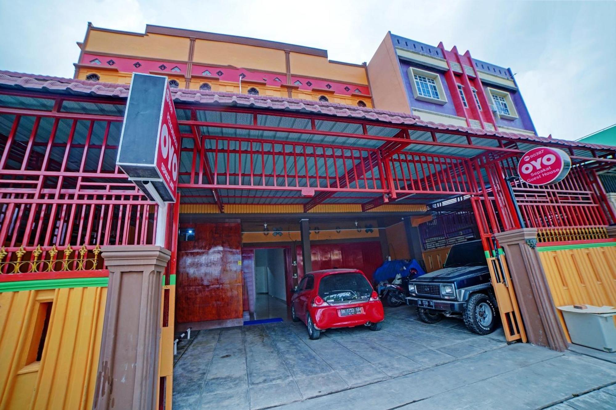 OYO 90387 Sepakat Guest House Medan Bagian luar foto